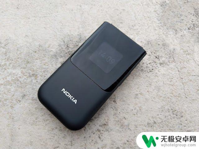 旧的诺基亚手机的屏幕是什么屏幕 Nokia 2720 Flip手机功能及外观介绍