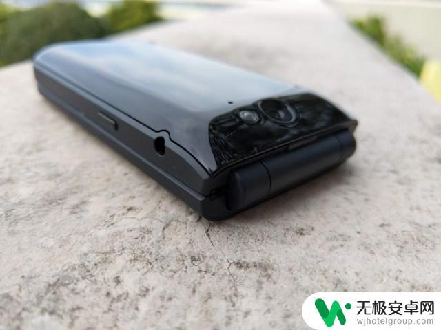 旧的诺基亚手机的屏幕是什么屏幕 Nokia 2720 Flip手机功能及外观介绍