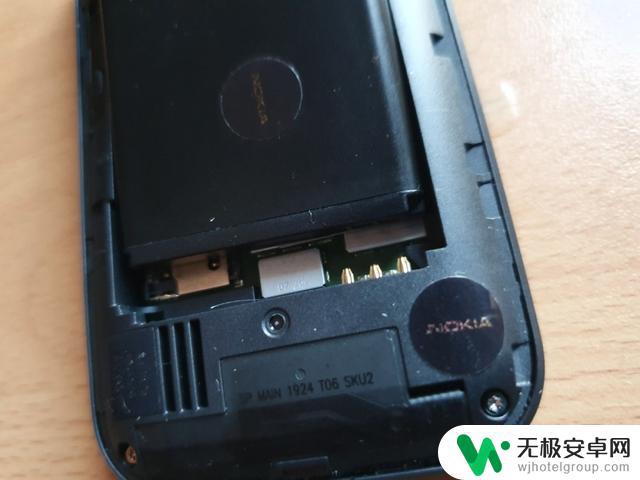 旧的诺基亚手机的屏幕是什么屏幕 Nokia 2720 Flip手机功能及外观介绍