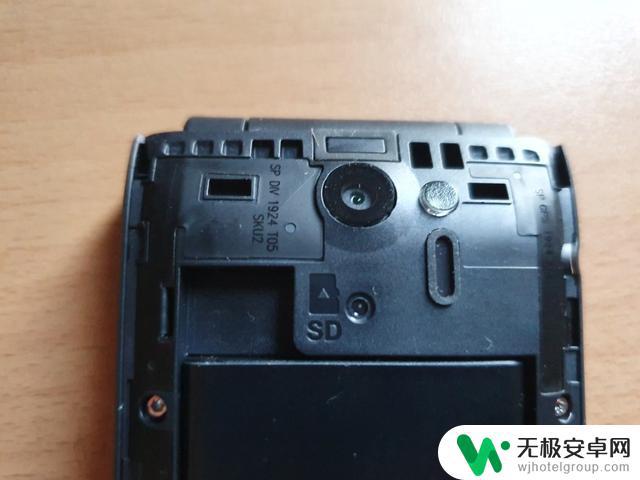 旧的诺基亚手机的屏幕是什么屏幕 Nokia 2720 Flip手机功能及外观介绍