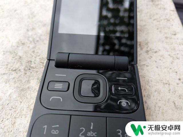 旧的诺基亚手机的屏幕是什么屏幕 Nokia 2720 Flip手机功能及外观介绍