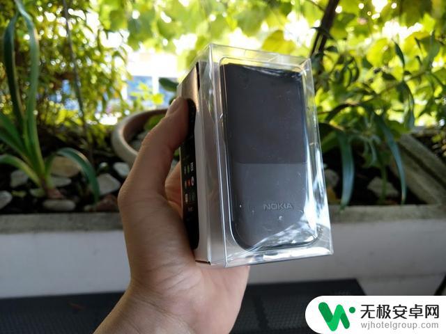 旧的诺基亚手机的屏幕是什么屏幕 Nokia 2720 Flip手机功能及外观介绍