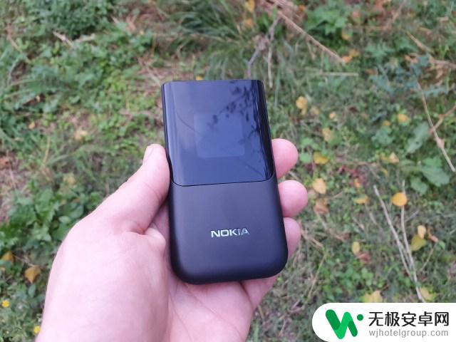 旧的诺基亚手机的屏幕是什么屏幕 Nokia 2720 Flip手机功能及外观介绍