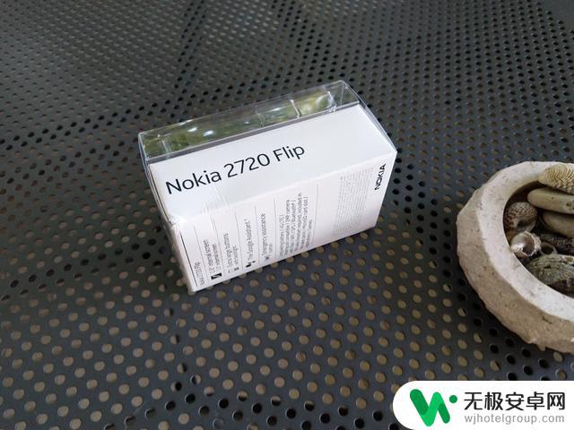 旧的诺基亚手机的屏幕是什么屏幕 Nokia 2720 Flip手机功能及外观介绍