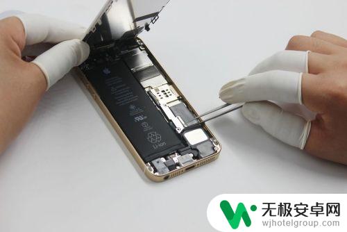 苹果手机边角壳怎么拆卸 iPhone SE拆机教程