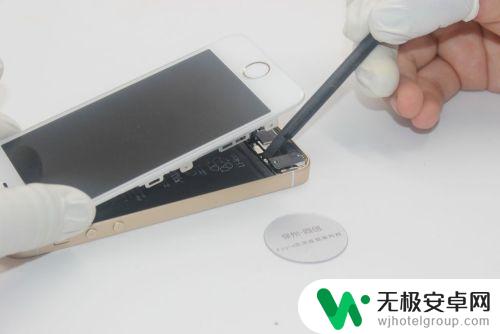 苹果手机边角壳怎么拆卸 iPhone SE拆机教程