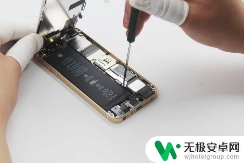 苹果手机边角壳怎么拆卸 iPhone SE拆机教程