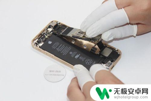 苹果手机边角壳怎么拆卸 iPhone SE拆机教程