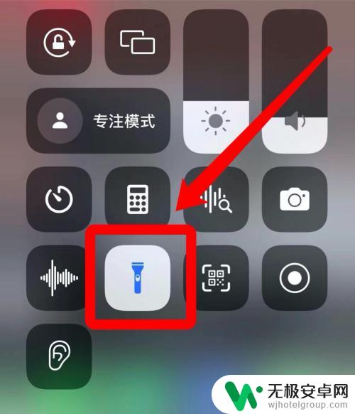苹果手机不能拍照打开手电筒 iphone边开手电筒边拍照怎么操作
