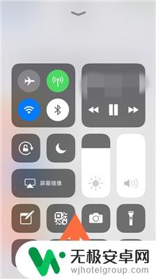 苹果手机怎么滑出来控制中心 iPhone 屏幕底部上滑 打开控制中心的方法