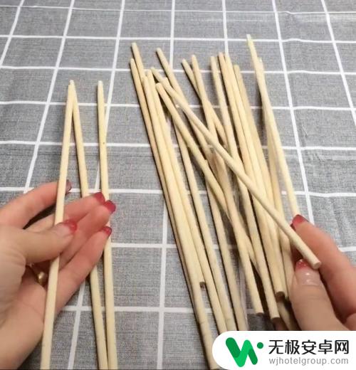 怎么用筷子叠手机 用一次性筷子制作手机支架步骤