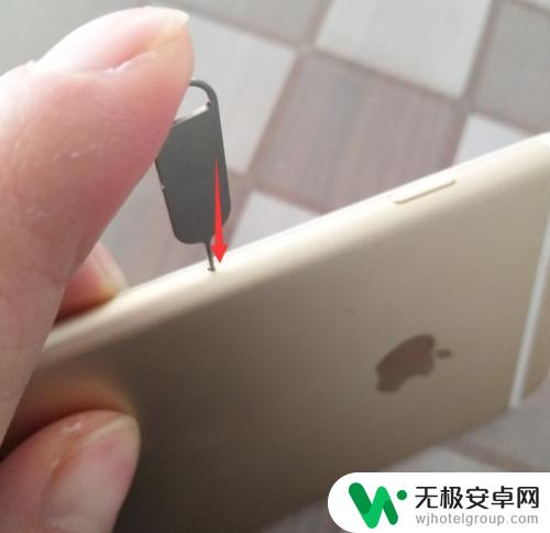 苹果手机怎么取出手机卡槽 iPhone卡槽卡片取不出来怎么办