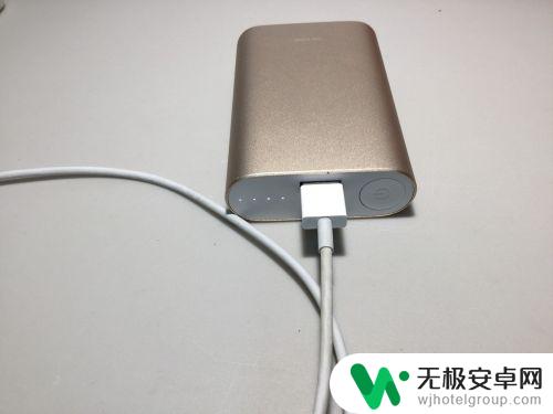 苹果手机有线充电宝怎么用 使用充电宝给iPhone手机充电步骤