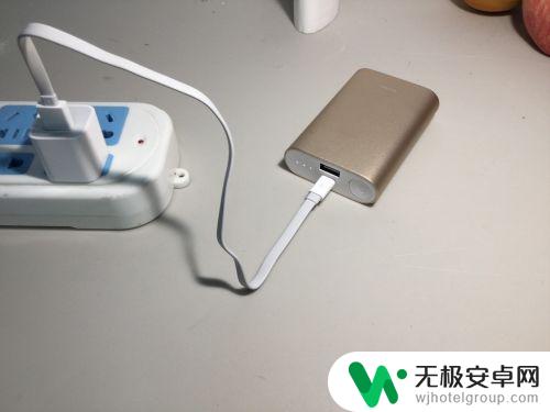 苹果手机有线充电宝怎么用 使用充电宝给iPhone手机充电步骤