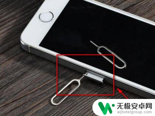 手机卡在手机下面怎么取 怎么取出手机SIM卡