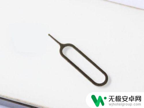 手机卡在手机下面怎么取 怎么取出手机SIM卡