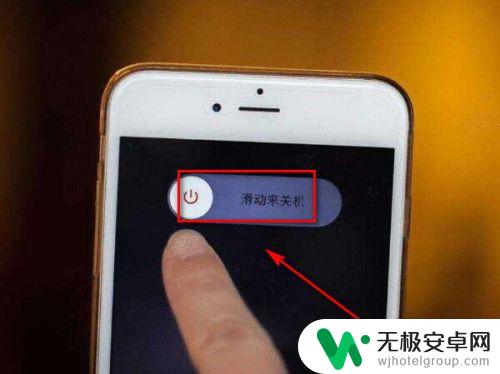 手机卡在手机下面怎么取 怎么取出手机SIM卡
