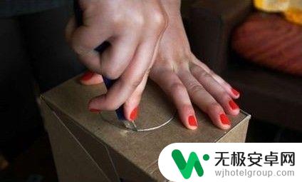 如何自己做手机投影仪 如何用废旧物品手工制作手机投影仪