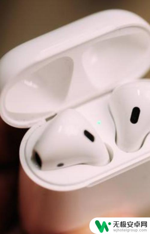 两个苹果手机用一个airpods 一副 AirPods 如何给两个 iPhone 同时使用