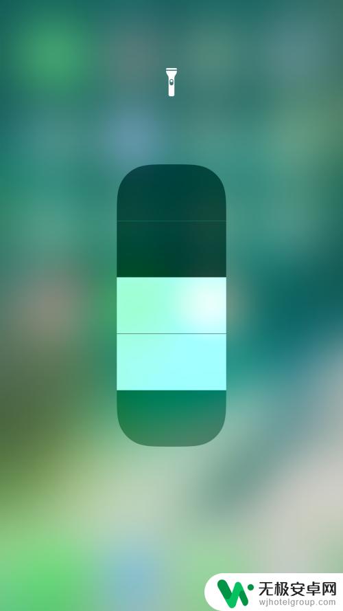 苹果手机怎么调手电筒亮度 如何在苹果手机上调节手电筒亮度