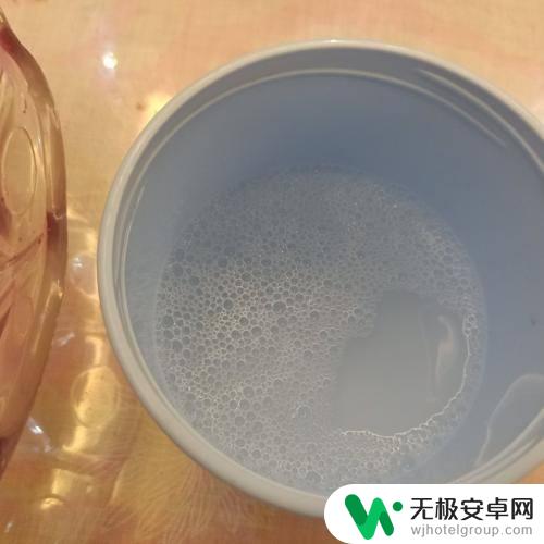 手机氧化白点怎么破 如何清除手机背面氧化斑点