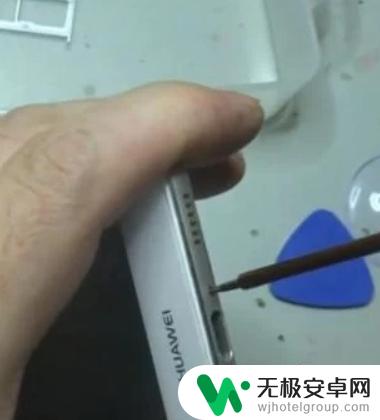 华为手机如何拆盖 华为手机后盖板拆卸教程