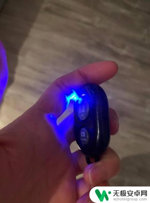 手机支架怎么接蓝牙 蓝牙遥控手机支架的使用说明
