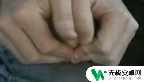 怎么才能徒手劈开苹果手机 如何正确掰苹果