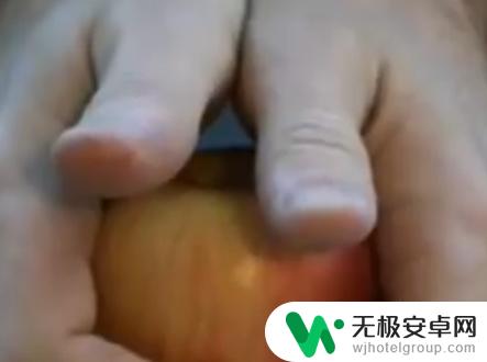 怎么才能徒手劈开苹果手机 如何正确掰苹果