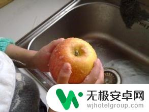 怎么才能徒手劈开苹果手机 如何正确掰苹果