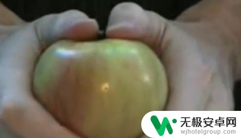 怎么才能徒手劈开苹果手机 如何正确掰苹果
